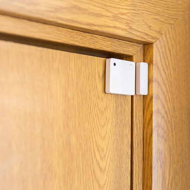 Shelly BLU Door/Window ZB White – Senzor Inteligent Zigbee pentru Uși și Ferestre, Detectare Deschidere și Înclinare